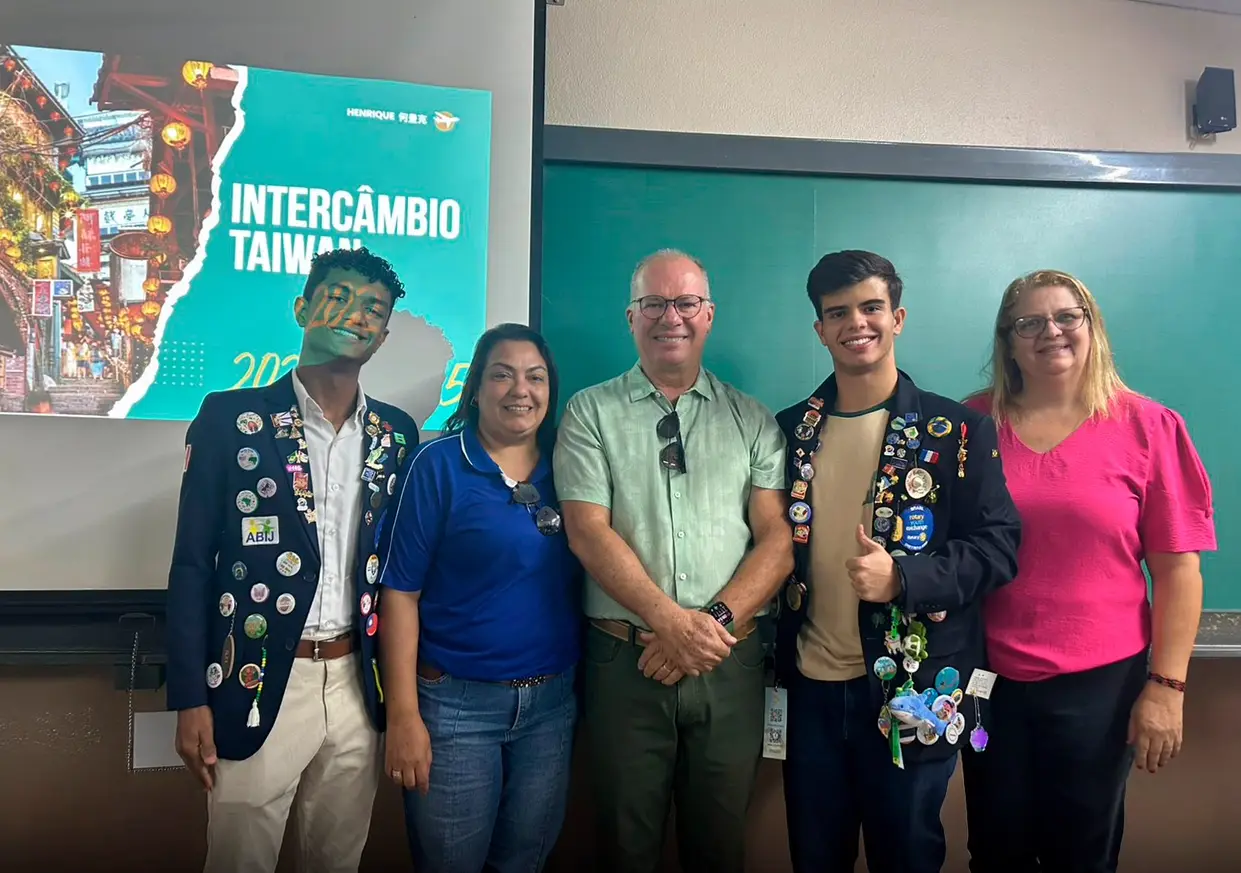 Alunos intercambistas do Liceu com representantes do Rotary Club, diante do painel do intercâmbio para Taiwan