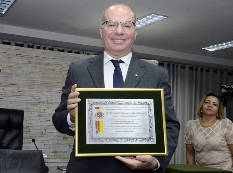 Leia mais sobre o artigo Entrega de Título de Cidadão Honorário de Barretos ao professor Roberto Pacheco